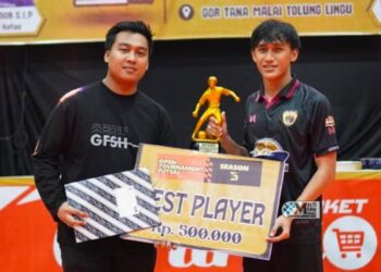 Anggota DPRD Murung Raya, Fredrich D. Yoga, menyerahkan piagam dan penghargaan.