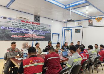 Ketua DPRD Murung Raya, Rumiadi, beserta jajaran ketika berdialog dengan pihak perusahaan dalam kunjungan kerja.