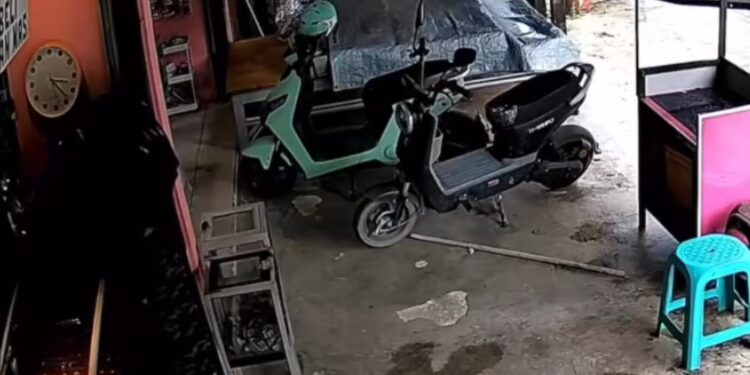 Terekam CCTV, Emas Puluhan Juta Pasar Kasongan Digondol Maling