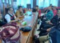 Asisten I Setda Barito Timur Ari Panan P. Lelu memimpin pertemuan bersama Damang dan ormas membahas penyelesaian sengketa berbasis adat di Tamiang Layang.