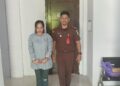 Terdakwa Kartika Sari, ketika diiringi petugas usai mengikuti agenda sidang di Pengadilan Negeri Tamiang Layang, Rabu (15/10/2025).