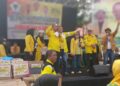 Ketua DPRD Barito Timur sekaligus Ketua Panitia HUT ke-61 Partai Golkar, Nursulistio, saat menarik undian pada kegiatan hiburan rakyat, Minggu (20/10/2025).