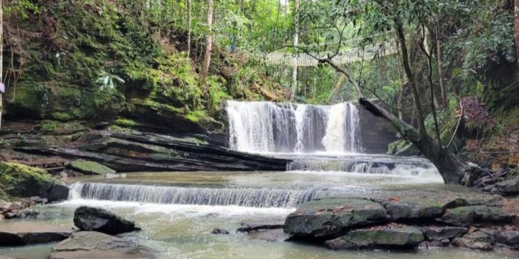 Air Terjun Jantur Doyan, Kabupaten Barito Utara, yang menyuguhkan pemandangan asri dan layak dikunjungi.