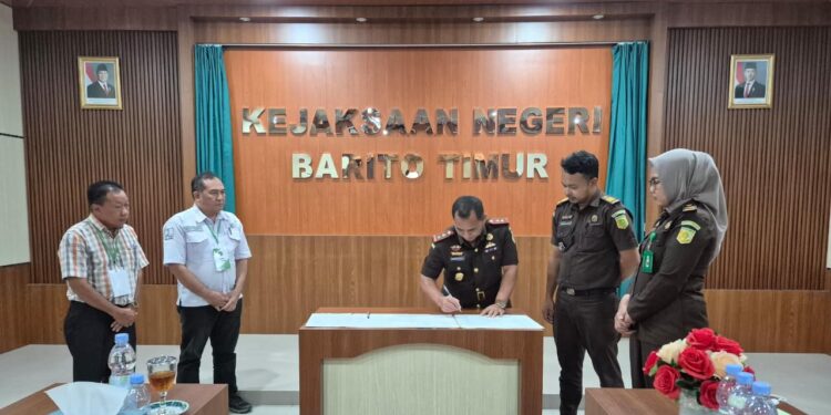 Penandatanganan Pakta Integritas antara Kejari Barito Timur dan Dinas PUPR Kabupaten Barito Timur di Tamiang Layang.