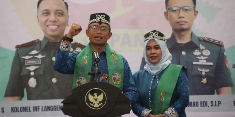 Letkol Inf Muhammad Edi, beserta istri dalam acara kenal pamit, Kamis (2/10/2025).