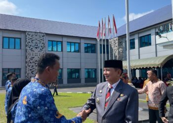 Bupati Barito Timur M. Yamin menyerahkan SK PPPK kepada perwakilan tenaga teknis di halaman Kantor Bupati.