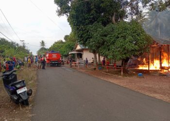 Warga Desa Bagok bahu-membahu beserta relawan memadamkan api saat dua rumah terbakar di Kecamatan Benua Lima, Barito Timur.