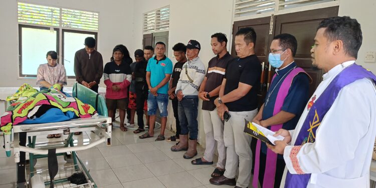 Asisten I Setda Barito Timur Ari Panan P. Lelu memimpin koordinasi cepat antara Pemkab Bartim, RSUD Tamiang Layang, PT. KSL, dan komunitas warga Timor dalam penanganan jenazah warga perantauan asal Kupang bernama Eriksony yang meninggal dunia Sabtu (4/10/2025).