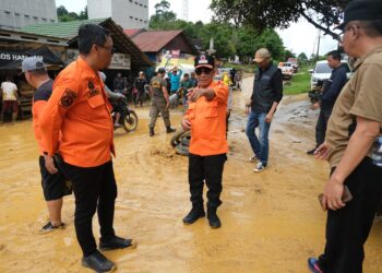 Bupati Murung Raya, Heriyus, terjun langsung ke lokasi bencana yang terjadi, Sabtu (4/10/2025).