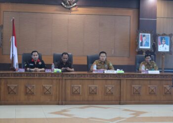 Asisten I Setda Bartim Ari Panan P. Lelu memimpin rapat penyusunan Pokok Pikiran Kebudayaan Daerah (PPKD) di Ruang Rapat Bupati Barito Timur bersama Disbudpar, Ormas, Damang, dan Tim Ahli UGM, Selasa (7/10/2025).