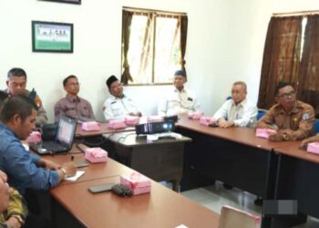 Asisten I Setda Murung Raya, Rahmat K. Tambunan, dalam rapat final persiapan studi banding dan kaji tiru ke Bayu Sehat Mandiri Malang di kantor sekretariat FKUB, Puruk Cahu.