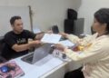 Petugas menerima surat pengaduan dari Priskila Magdalena Sidabutar di Polres Barito Timur, Jumat (10/10/2025).