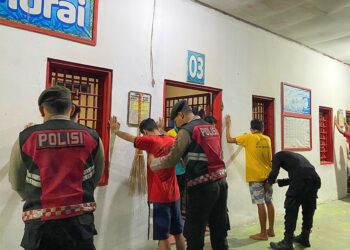 Petugas Rutan Tamiang Layang bersama personel Polres Barito Timur saat melaksanakan razia insidentil di blok hunian warga binaan, Sabtu (11/10/2025) dini hari.