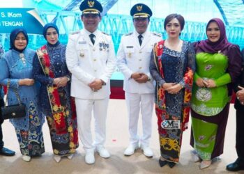 Wakil Bupati Murung Raya Rahmanto Muhidin bersama Wakil Ketua I DPRD Mura Dina Maulidah menghadiri pelantikan Bupati dan Wakil Bupati Barito Utara, Shalahuddin dan Felix Sonadi Y. Tingan, di Aula Jayang Tingang, Kantor Gubernur Kalteng, Palangka Raya, Jumat (10/10/2025).