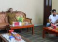 Asisten II Setda Murung Raya, K. Zen Wahyu Priyatna, saat mengikuti Rakor Pengendalian Inflasi secara virtual di ruang Sekretaris Daerah, Senin (13/10/2025).