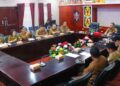 Asisten I Setda Murung Raya, Rahmat K. Tambunan, memimpin rapat penyempurnaan Juknis Program Kartu Hebat Mahasiswa di Aula A Kantor Bupati Mura, Senin (13/10/2025).