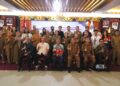 Asisten III Setda Mura, Andri Raya, berpose bersama peserta usai membuka kegiatan Paparan Pendahuluan Rencana Pengembangan Ekonomi Kreatif Daerah di Aula Cahai Ondui Tingang, Selasa (14/10/2025).