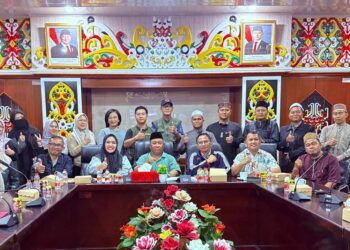 Ketua Umum Hari Santri Nasional Murung Raya, yang juga Waket I DPRD, Dina Maulidah, saat memimpin rapat persiapan bersama panitia dan unsur pemerintah daerah di Aula Setda Gedung A, Puruk Cahu.