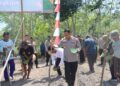 Kapolres Barito Timur, AKBP Eddy Santoso, S.I.K., M.H., bersama jajaran dan kelompok tani menanam jagung pakan di Desa Sumber Rejo, Kecamatan Pematang Karau, Rabu (15/10/2025).