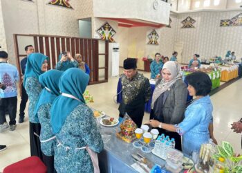 Wakil Ketua I DPRD Murung Raya, Dina Maulidah, saat menghadiri Lomba Masak Serba Ikan di GPU Tira Tangka Balang, Puruk Cahu, Kamis (16/10/2025).