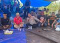 Kapolres Barito Timur AKBP Eddy Santoso, perwakilan PT Tiara Basama dan masyarakat Desa Muara Awang dalam proses mediasi sengketa lahan di Gunung Sinyal Site Karau, Jumat (17/10/2025).