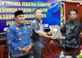 Wakil Bupati Murung Raya, Rahmanto Muhidin, menyaksikan serah terima jabatan Direktur Perumda Danum Pomolum dari Jayadie Y. Dadi kepada Kelong, Jumat (17/10/2025).