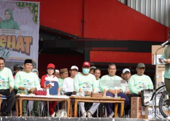 Wakil Ketua I DPRD Murung Raya, Dina Maulidah, saat menghadiri kegiatan Jalan Sehat Hari Santri Nasional 2025 di Puruk Cahu, Minggu (19/10/2025).