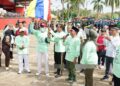 Wakil Bupati Murung Raya, Rahmanto Muhidin, bersama Ketua Panitia HSN Kabupaten Murung Raya, Dina Maulidah, melepas peserta Jalan Sehat Hari Santri Nasional 2025 di Alun-Alun Jorih Jerah, Puruk Cahu, Minggu (19/10/2025).