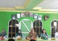 Camat Pematang Karau, Setia Murni, bersama jajaran saat menghadiri pertemuan rutin PKK di Desa Muara Plantau, Selasa (21/10/2025).