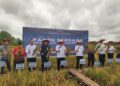 Kakanwil Ditjenpas Kalteng, I Putu Murdiana, bersama Forkopimda dan jajaran Rutan Kuala Kapuas saat melaksanakan panen padi perdana di lahan SAE.
