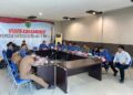 Asisten I Setda Barito Timur, Ari Panan P. Lelu, memimpin rapat koordinasi penanganan Pertambangan Tanpa Izin (PETI) bersama perangkat daerah dan instansi terkait di Tamiang Layang, Selasa (28/10/2025). (IST)