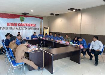 Asisten I Setda Barito Timur, Ari Panan P. Lelu, memimpin rapat koordinasi penanganan Pertambangan Tanpa Izin (PETI) bersama perangkat daerah dan instansi terkait di Tamiang Layang, Selasa (28/10/2025). (IST)