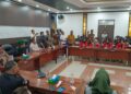 Ketua DPRD Kabupaten Kapuas Ardiansah, bersama unsur pimpinan dan para anggota DPRD, berdialog dengan para peserta aksi, pada Senin (1/9/2025). (FOTO: IST)