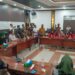 Ketua DPRD Kabupaten Kapuas Ardiansah, bersama unsur pimpinan dan para anggota DPRD, berdialog dengan para peserta aksi, pada Senin (1/9/2025). (FOTO: IST)