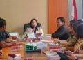 Ketua Komisi I DPRD Kabupaten Kapuas, Sera Sintanola, ketika rapat pembahasan KUA-PPAS 2026 bersama mitra kerja, Jumat (3/10/2025). (FOTO: DOK.HUMAS)