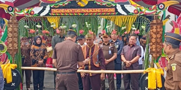 Wakil Ketua I DPRD Kapuas, Yohanes, menghadiri acara penyambutan Kepala Kejaksaan Negeri Kapuas yang baru, Rade Satya Parsaoran, di halaman Kejari Kapuas, Rabu (29/10/2025). (FOTO: DOK. HUMAS)