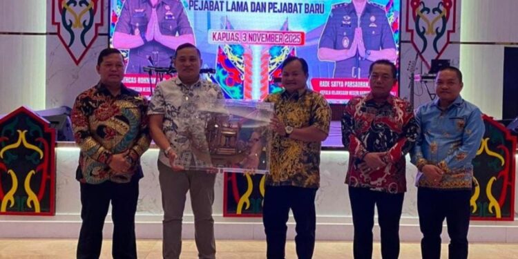 Ketua DPRD Kapuas Ardiansah, didampingi Wakil Ketua I Yohanes dan Wakil Ketua II Berinto menyerahkan cinderamata kepada Kajari lama, Lutchas Rohman, pada acara Kenal Pamit Kajari Kapuas di Hall Rumah Jabatan Bupati Kapuas. (FOTO: DOK.HUMAS)