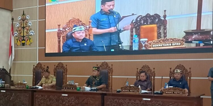 Ketua DPRD Kapuas, Ardiansah, didampingi Wakil Ketua I Yohanes dan Wakil Ketua II Berinto, bersama Bupati Kapuas HM. Wiyatno, saat memimpin rapat paripurna penyampaian hasil reses dan penutupan Masa Sidang I Tahun 2025 di Ruang Rapat Paripurna DPRD Kapuas.
