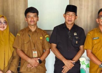 Staf Sekretariat DPRD Kapuas Bidang Protokol, Harry Saputra foto bersama rombongan DPRD Kabupaten Tapin Provinsi Kalimantan Selatan, Senin (4/8/2025). (FOTO: DOK.HUMAS)