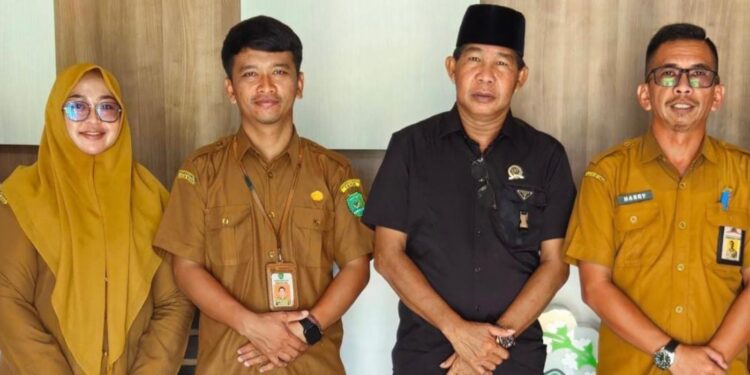 Staf Sekretariat DPRD Kapuas Bidang Protokol, Harry Saputra foto bersama rombongan DPRD Kabupaten Tapin Provinsi Kalimantan Selatan, Senin (4/8/2025). (FOTO: DOK.HUMAS)