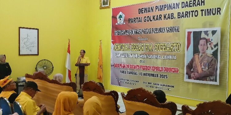 Ketua DPD Partai Golkar Barito Timur memberikan sambutan saat syukuran atas penganugerahan gelar Pahlawan Nasional kepada Jenderal Besar TNI (Purn) H.M Soeharto, Selasa (11/11/2025).