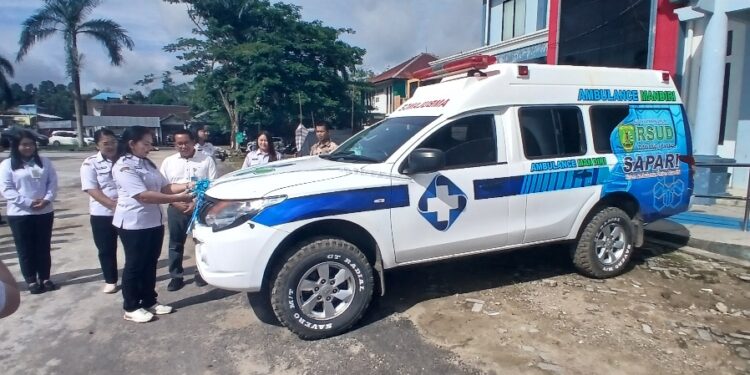 Direktur RSUD Tamiang Layang, dr. Vinny Safari, simbolis meluncurkan Program Ambulans SAPARI dengan mengguntung pita, Rabu (12/11/2025).