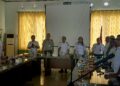 Pj. Sekda Barito Timur Misnohartaku bersama Direktur RSUD Tamiang Layang dr. Vinny Safari dan peserta Forum Konsultasi Publik Standar Pelayanan Jiwa.