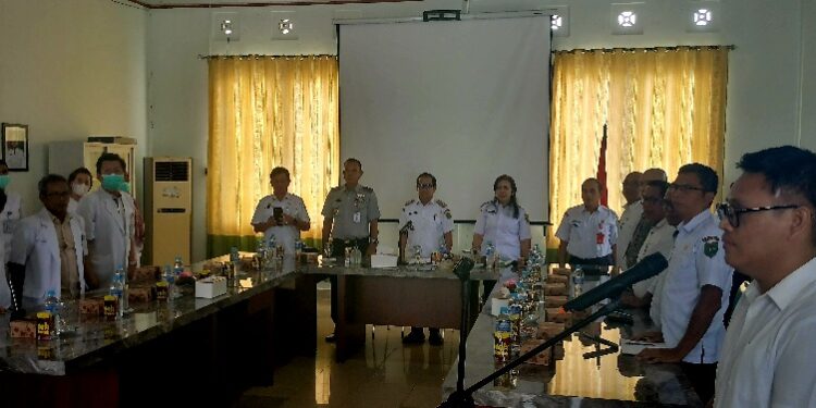 Pj. Sekda Barito Timur Misnohartaku bersama Direktur RSUD Tamiang Layang dr. Vinny Safari dan peserta Forum Konsultasi Publik Standar Pelayanan Jiwa.