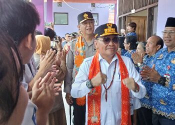 Gubernur Kalimantan Tengah H. Agustiar Sabran memotivasi para siswa di Sekolah Khusus (SKH) Tamiang Layang, Barito Timur, Senin (17/11/2025).