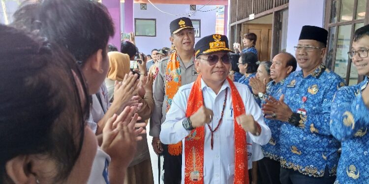 Gubernur Kalimantan Tengah H. Agustiar Sabran memotivasi para siswa di Sekolah Khusus (SKH) Tamiang Layang, Barito Timur, Senin (17/11/2025).