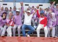 Bupati Bartim M.Yamin, berpose dengan para lansia di Momen HUT Ke-10 Posyandu Lansia Mungkur Mandiri, Sabtu (22/11/2025).