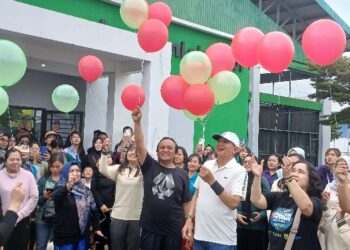 Bupati Barito Timur M. Yamin, bersama Kepala Dinas Kesehatan dr. Jimmi W.S Hutagalung setta peserta secara simbolis melepas balon ke udara sebagai tanda dimulainya rangkaian peringatan Hari Kesehatan Nasional (HKN) ke-61, Sabtu (22/11/2025).