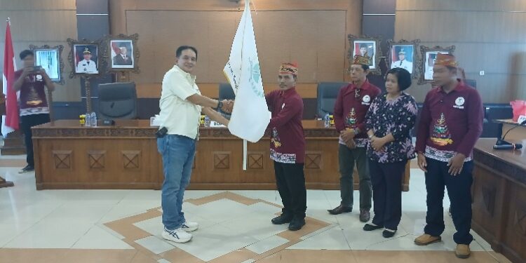 Bupati Barito Timur, M. Yamin, secara simbolis melepas 70 kontingen Festival Tandak Intan Kaharingan menuju Muara Teweh.