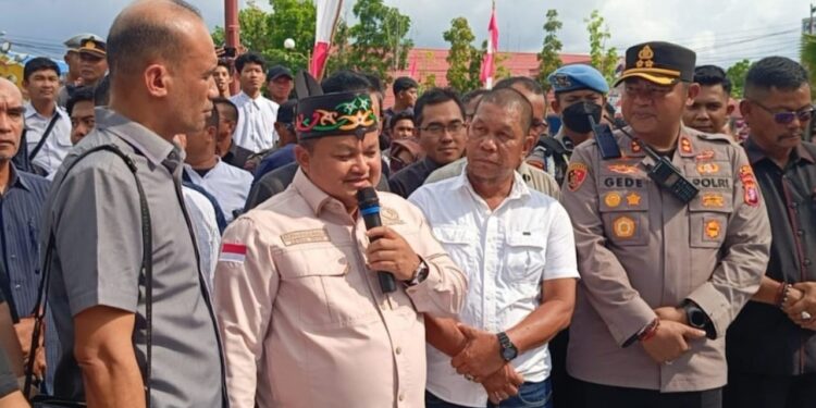 Ketua DPRD Kabupaten Kapuas Ardiansah, bersama anggota DPRD Kapuas ketika menerima aksi damai mahasiswa, Senin (1/9/2025). (FOTO: DOK)